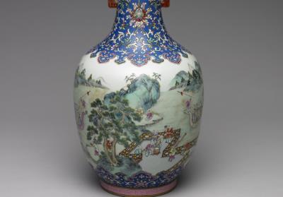 图片[2]-Vase with handles and “A Hundred Children and Dragon Boats” motif in yangcai painted enamels on a blue ground, Qing dynasty, Jiaqing reign (1796-1820)-China Archive